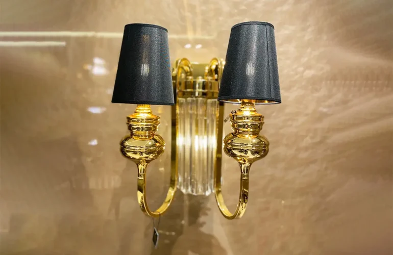 aplik-2-siyah-sapkali-2-kollu-altin-masko